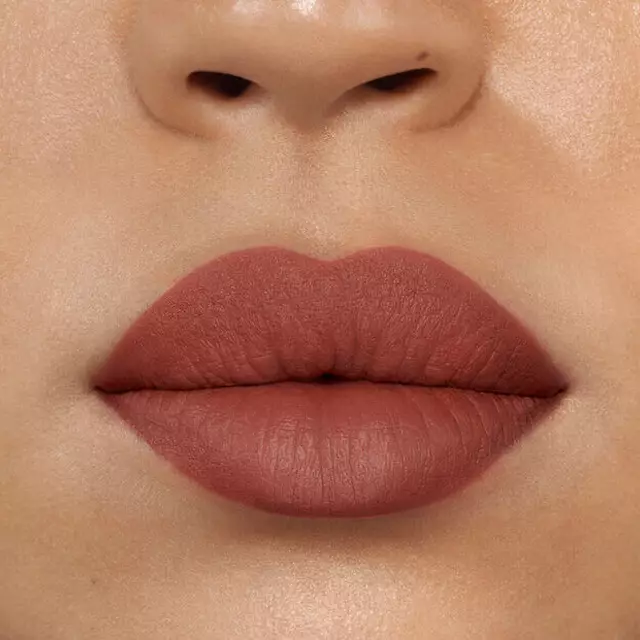 112A ROSE REVERIE Farbmuster auf den Lippen