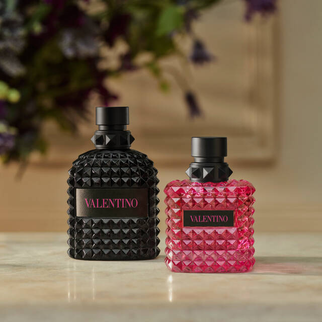 Zwei Valentino-Duftflaschen: eine pinke, rautenformige Flasche und eine schwarze mit schwarzem Etikett auf neutralem Hintergrund.