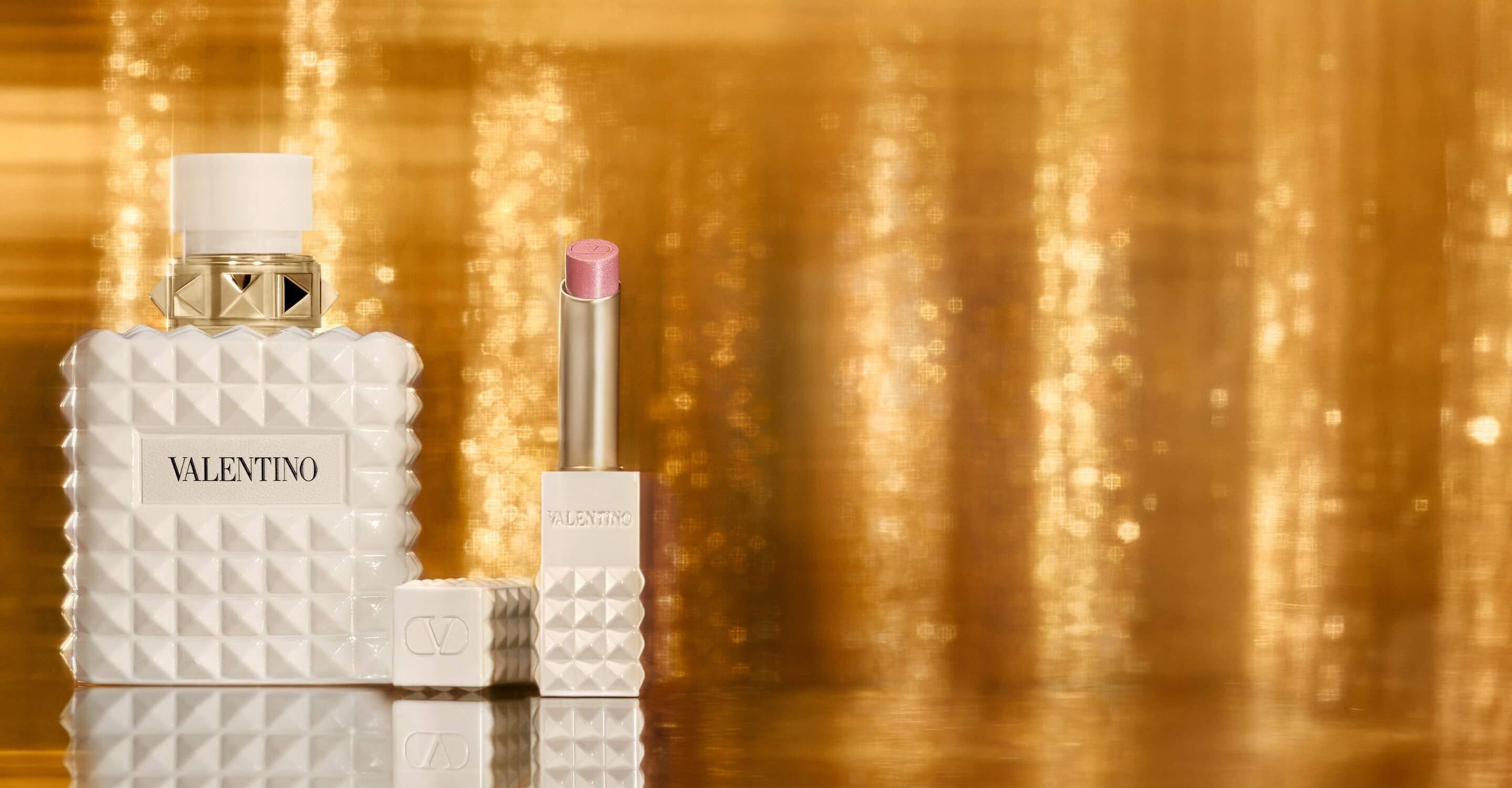 SPIKE VALENTINO IVORY vor einem Hintergrund aus schimmerndem Gold