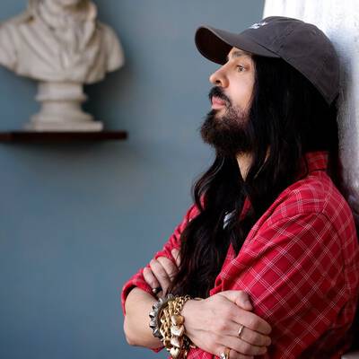 Alessandro Michele, creative director of Valentino, lehnt an der Wand.