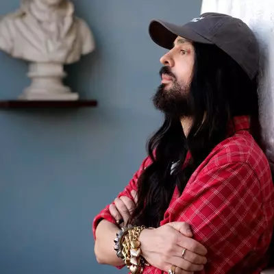 Alessandro Michele, creative director of Valentino, lehnt an der Wand.