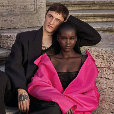 Zwei Valentino beauty models lehnen aneinander.