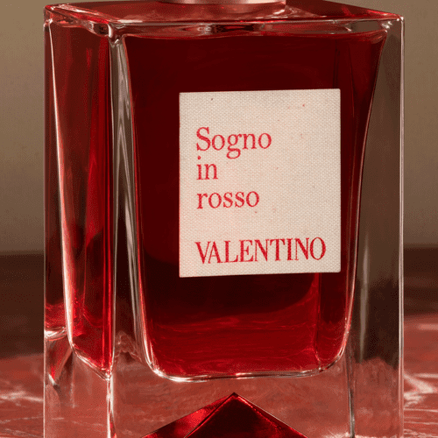 Ein roter Parfumflakon mit der Aufschrift "Sogno in rosso" und "VALENTINO".