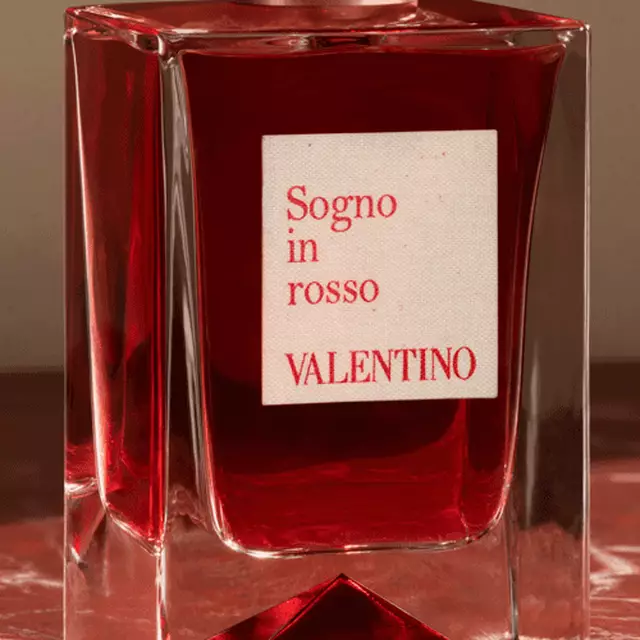Ein roter Parfumflakon mit der Aufschrift "Sogno in rosso" und "VALENTINO".