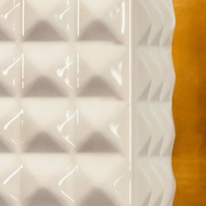SPIKE VALENTINO IVORY Verpackung mit Nietenstruktur