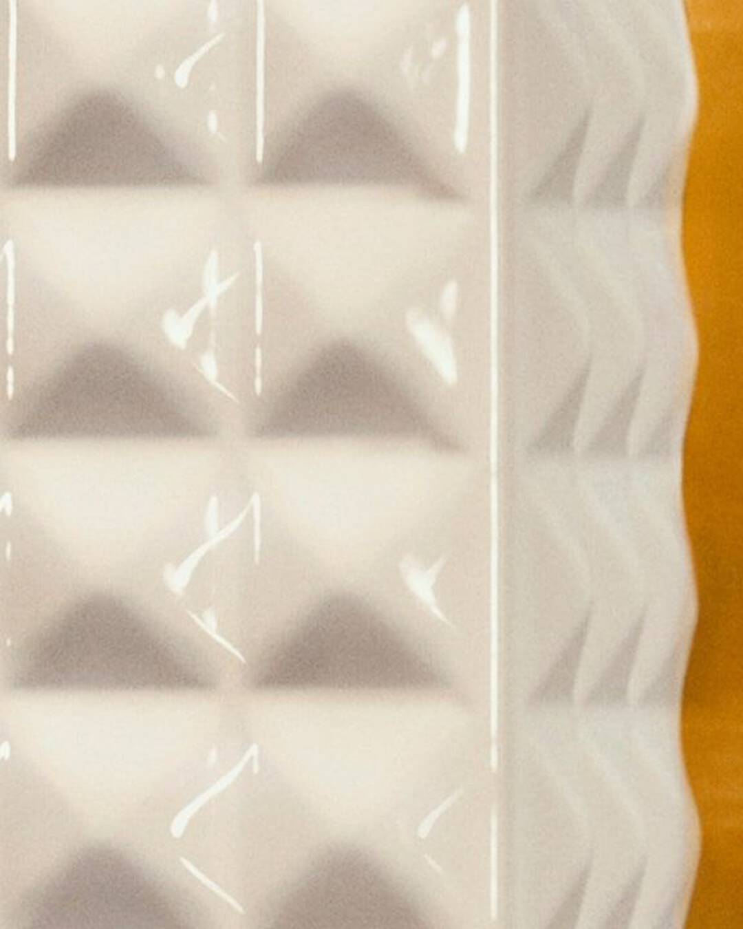 SPIKE VALENTINO IVORY Verpackung mit Nietenstruktur