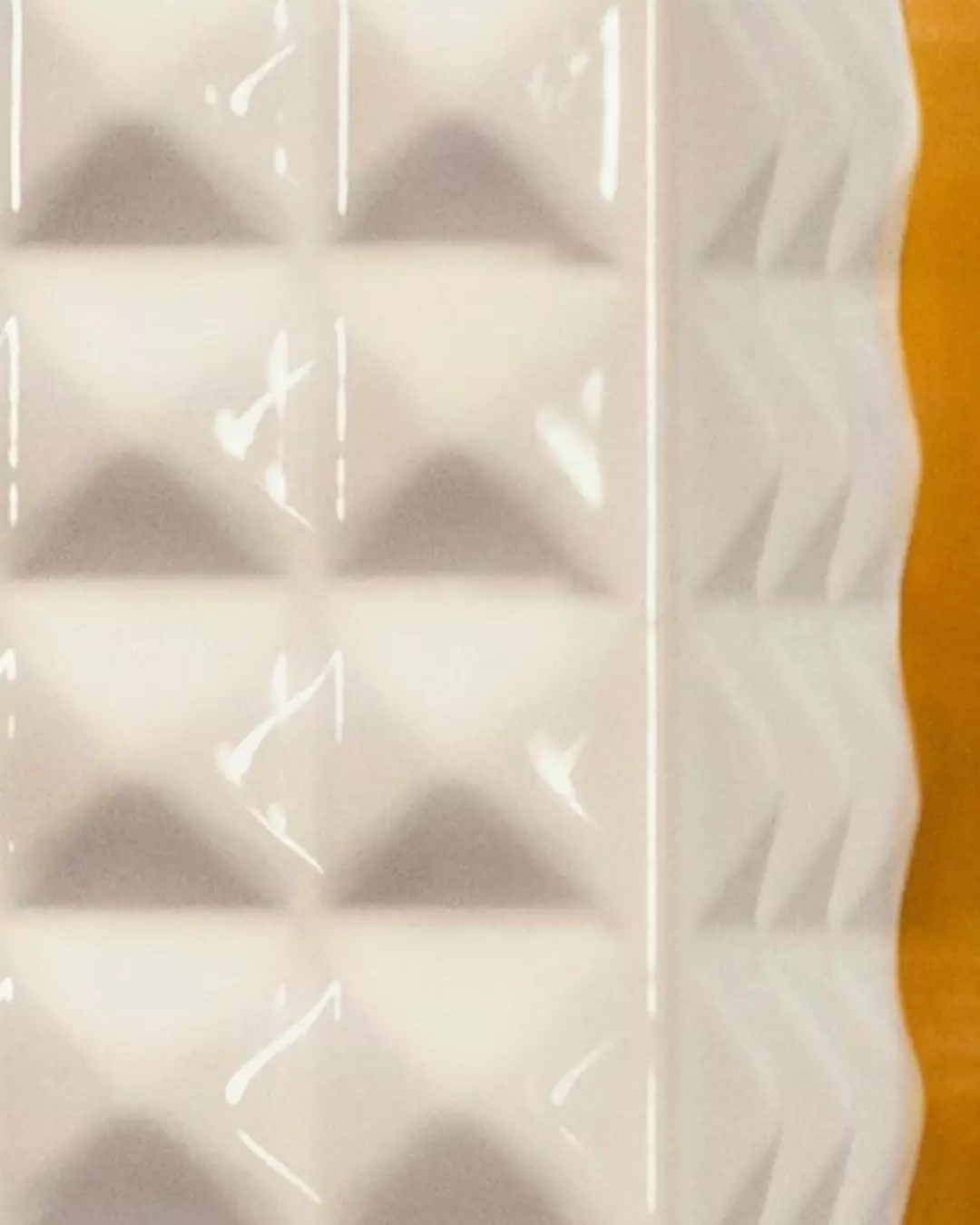 SPIKE VALENTINO IVORY Verpackung mit Nietenstruktur
